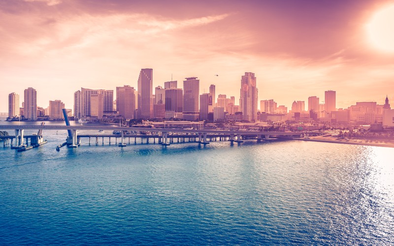 Арафедный вид на городской горизонт с пирсом и лодками на воде. (miami downtown, флорида, acosta bridge, городской горизонт, городской пейзаж)