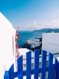 Vista costera idílica con mar azul y arquitectura blanca