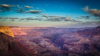 Majestoso Grand Canyon ao crepúsculo: uma paisagem natural de tirar o fôlego com formações rochosas em camadas e um céu vibrante.