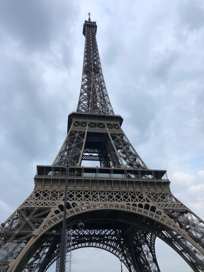 Torre Eiffel: Icono de hierro de París bajo un cielo nublado