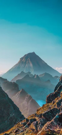 Majestuoso volcán de las tierras altas bajo cielos azules claros