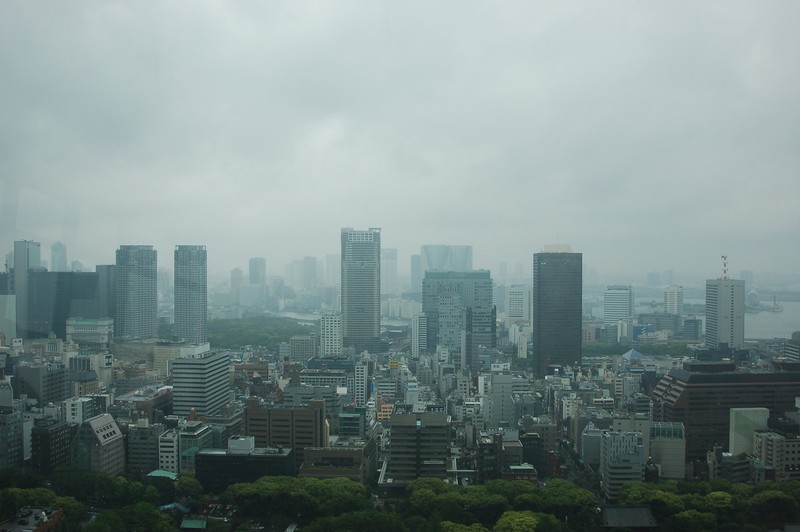 Панорамный вид на город с высокими зданиями и облачным небом (токио, tokyo, небоскреб, горизонт, городской пейзаж)