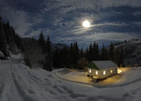 Noite de inverno iluminada pela lua sobre uma casa de fazenda coberta de neve nas montanhas