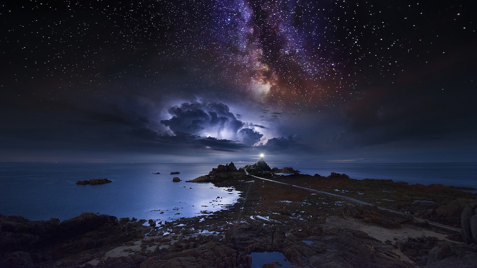 Uma vista de um farol com uma luz brilhante no topo (via láctea, noite, céu, estrelas, cenário)