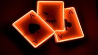 Illuminierte Spielkarten: Joker und Asse in Rot und Orange