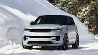 Range Rover Sport 2024 en blanco, contra un paisaje nevado