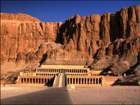 Temple mortuaire de Hatshepsout : un monument majestueux de l'Égypte ancienne dans les Badlands.