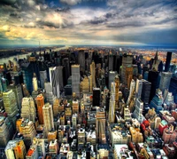 Vue aérienne époustouflante d'un skyline urbain moderne sous des nuages dramatiques