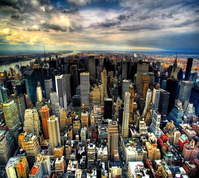 Vue aérienne époustouflante d'un skyline urbain moderne sous des nuages dramatiques