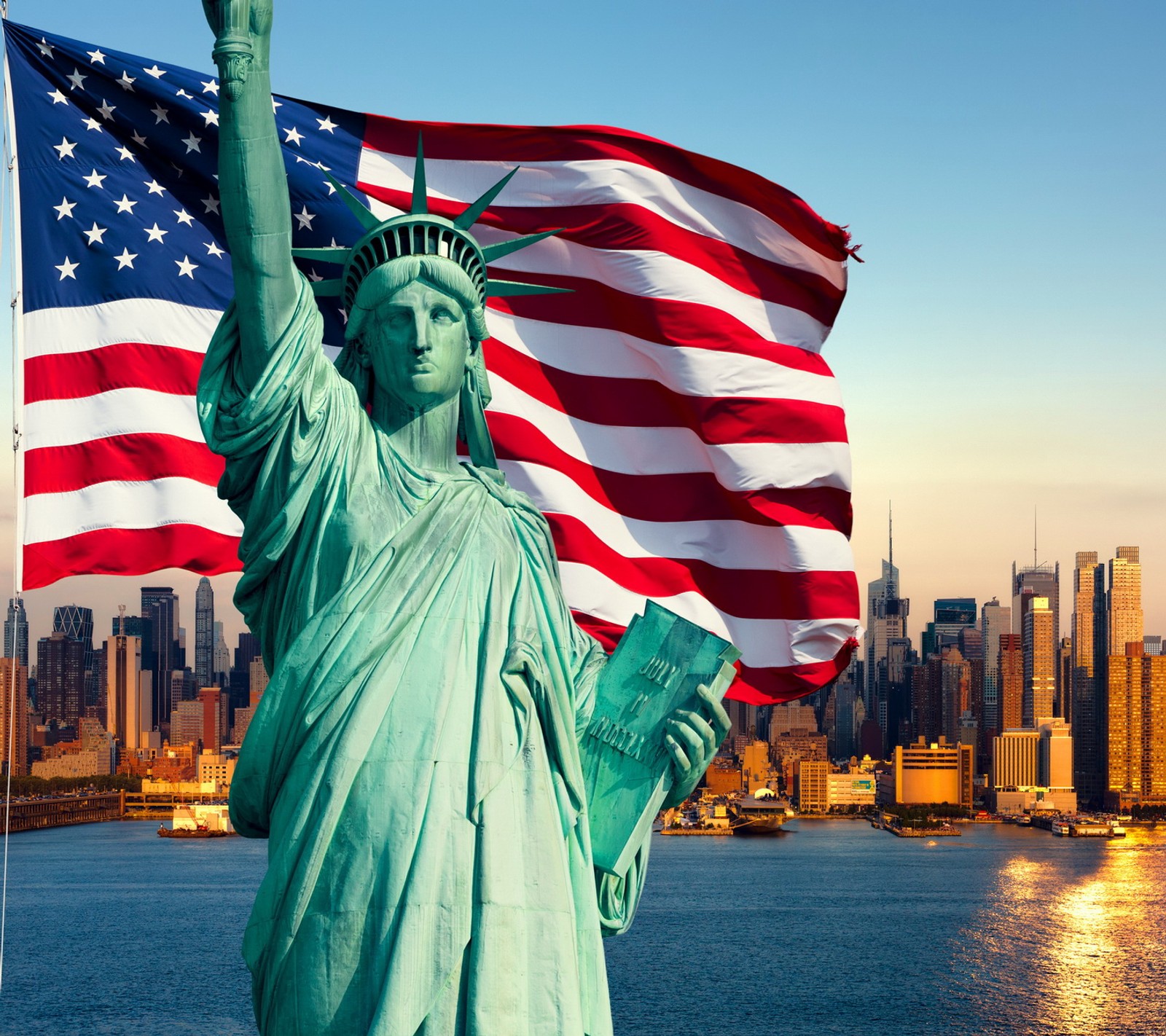 La estatua de la libertad con la bandera americana frente al horizonte de la ciudad (ciudad, bandera, nueva york, new york, estatua de la libertad)