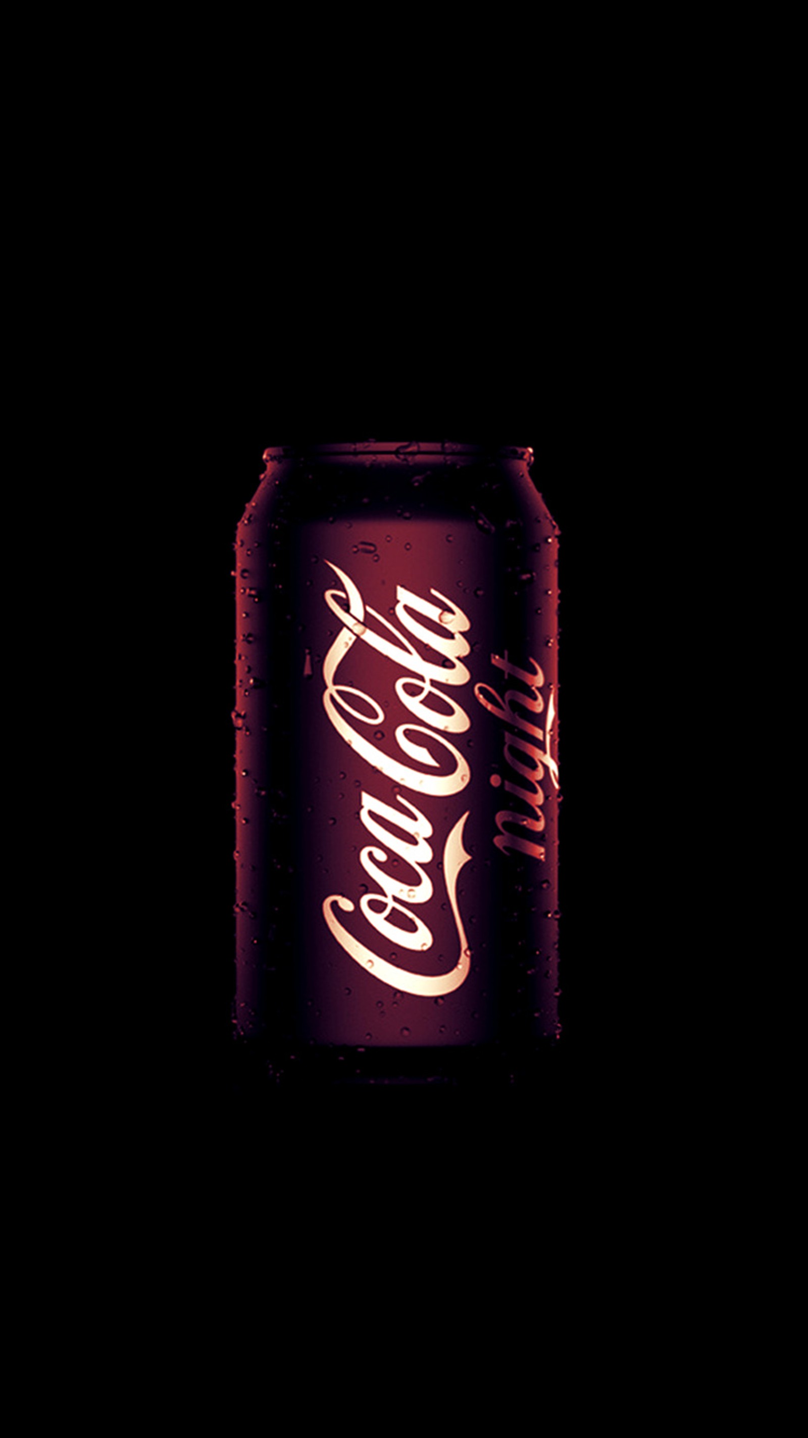 Близкий план банки coca cola на черном фоне (кока, coca, кола)