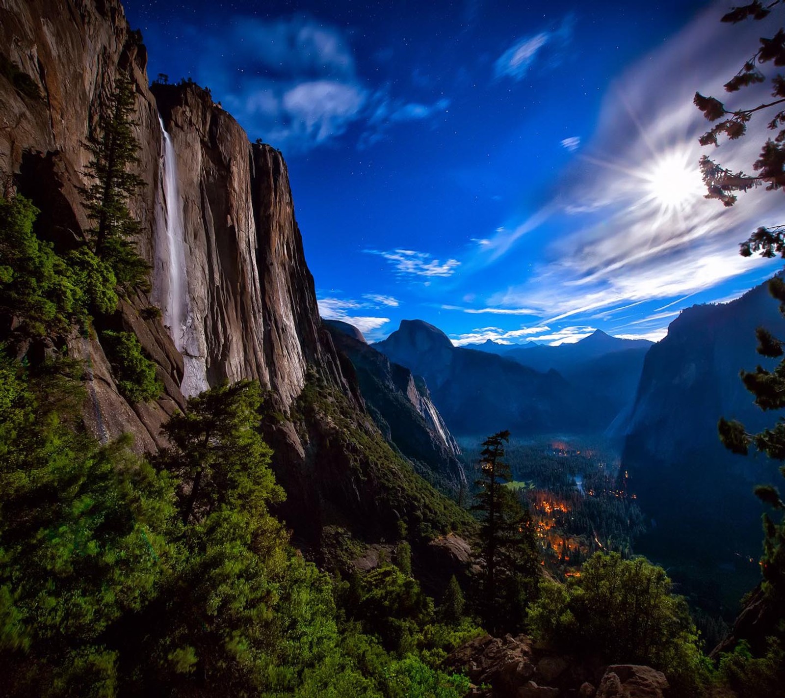 Une vue d'une cascade au milieu d'une montagne avec un ciel en arrière-plan (beau, regard, sympa)