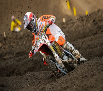 Piloto de motocross navegando por una pista de tierra