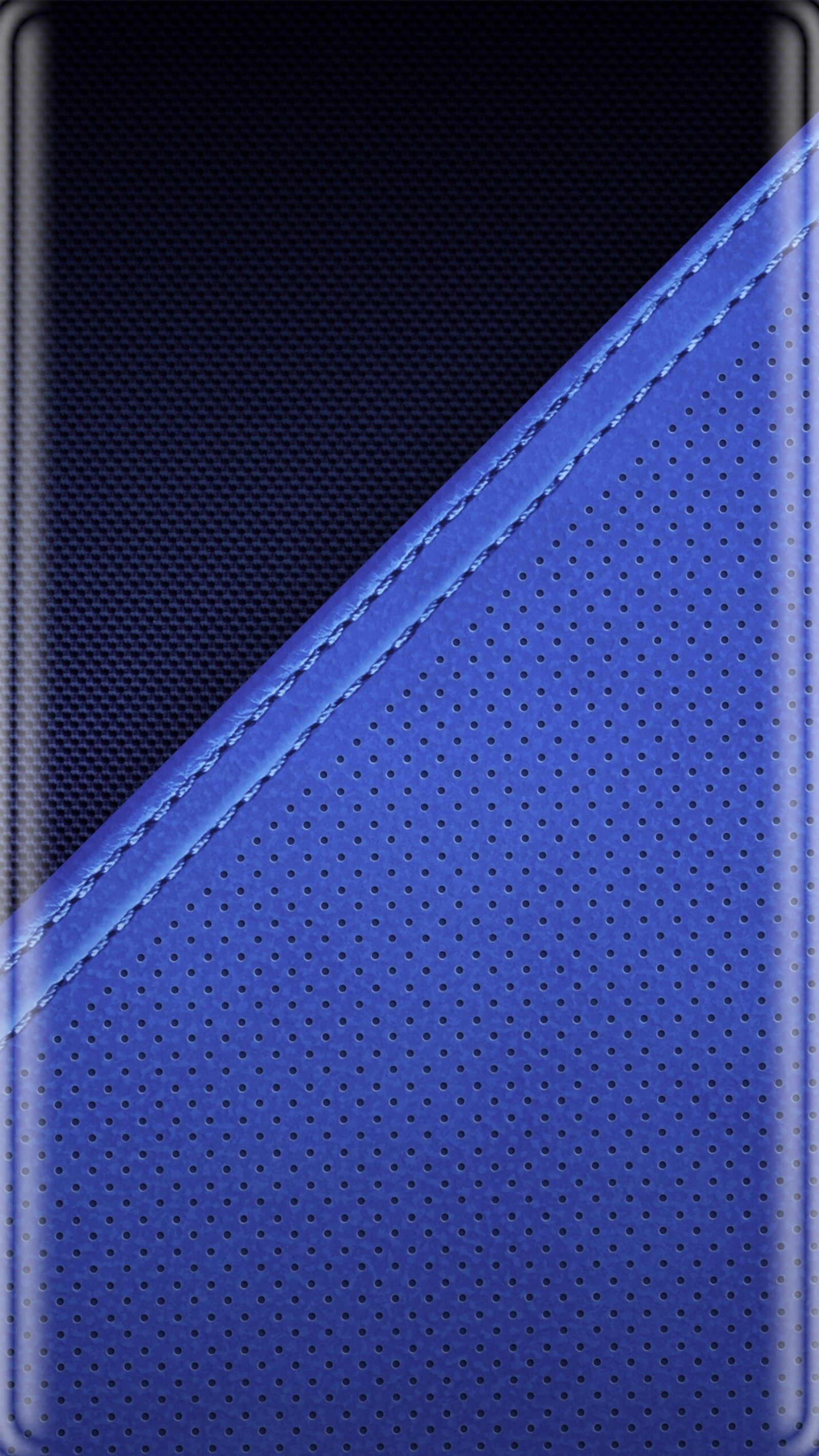 Un primer plano de un teléfono celular con una funda de cuero azul (abstracto, azul, borde, leather stitches)