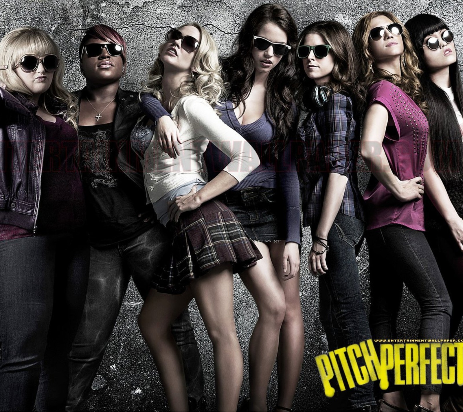 Uma close de um grupo de mulheres em diferentes roupas. (filme, pitch perfect, rebel wilson)