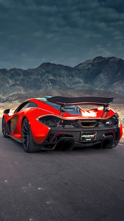 McLaren P1: Um supercarro deslumbrante contra um cenário montanhoso