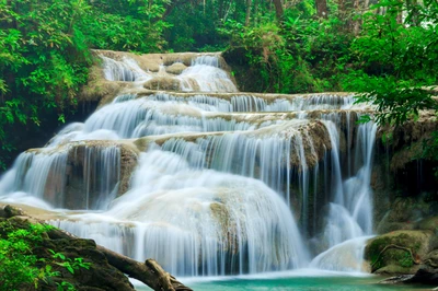 Erawan-Wasserfall: Ein ruhiger Wasserfall inmitten üppiger Vegetation in einem Naturschutzgebiet