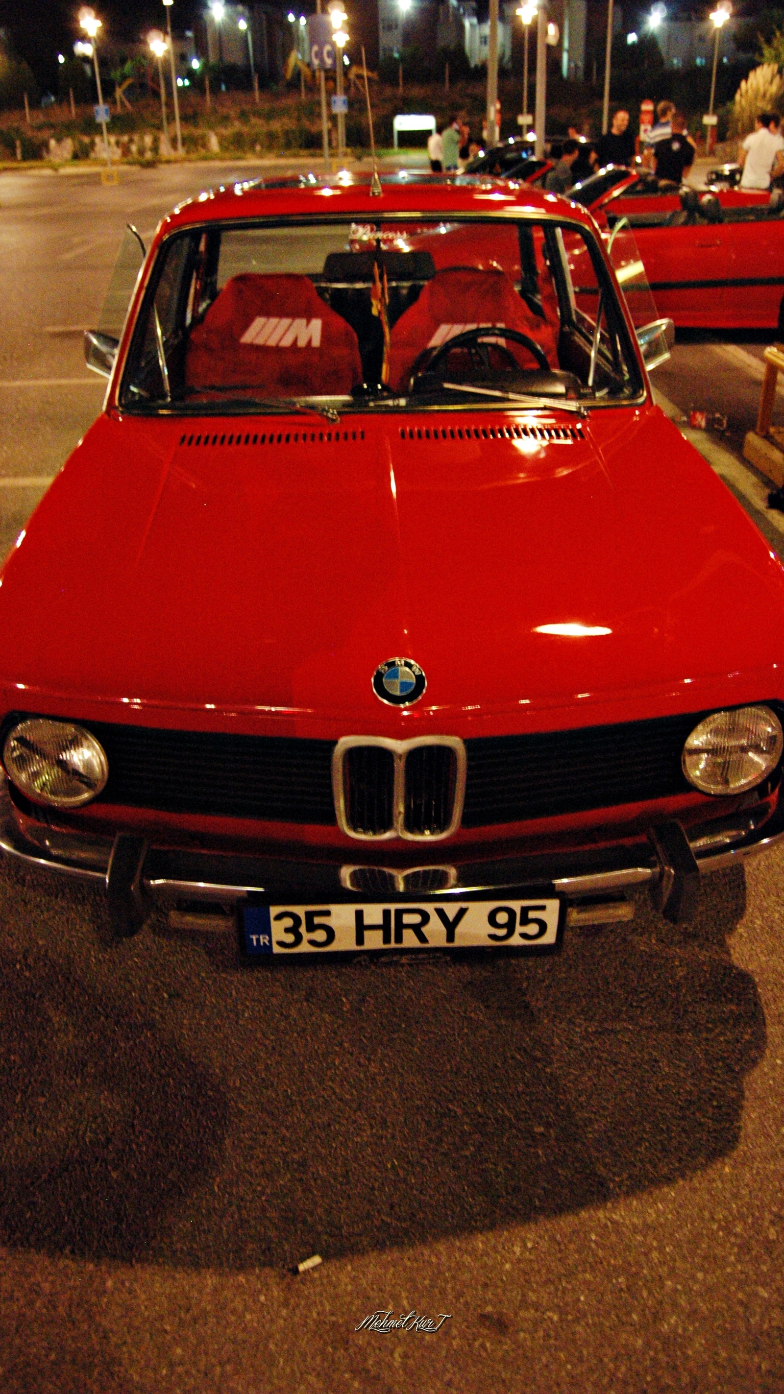 Ein rotes auto steht nachts auf einem parkplatz (2002, bmw, hry, rot)