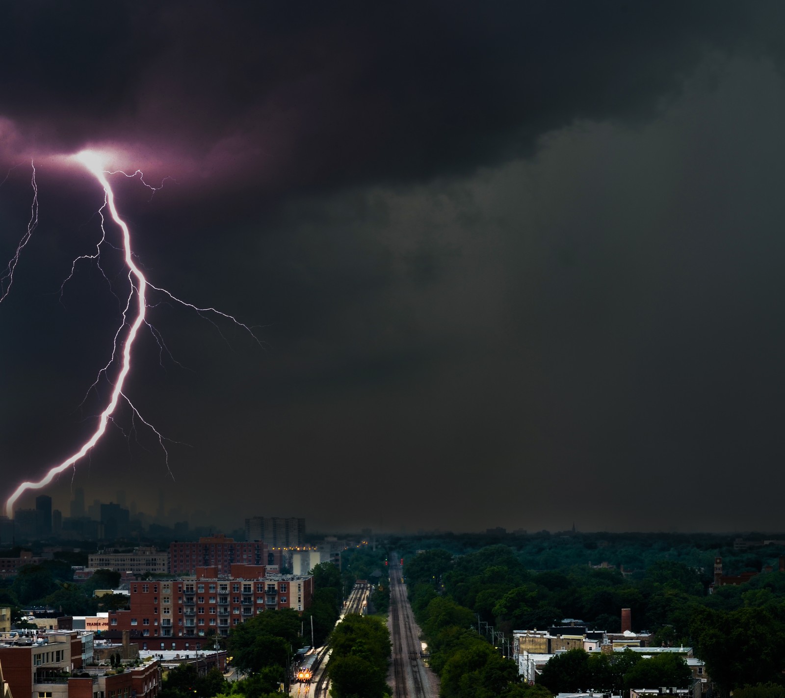 Arafed lightning strikes through the dark sky over a city (chicago, lightning)