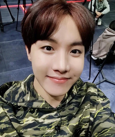 O sorriso encantador de J-Hope em moletom camuflado