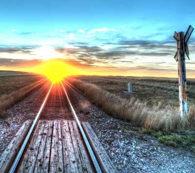 Amanecer sobre tranquilas vías de tren