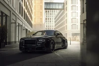 Coupé Rolls Royce noir élégant dans un cadre urbain