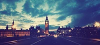 Paisaje urbano al atardecer con Big Ben contra un cielo dramático