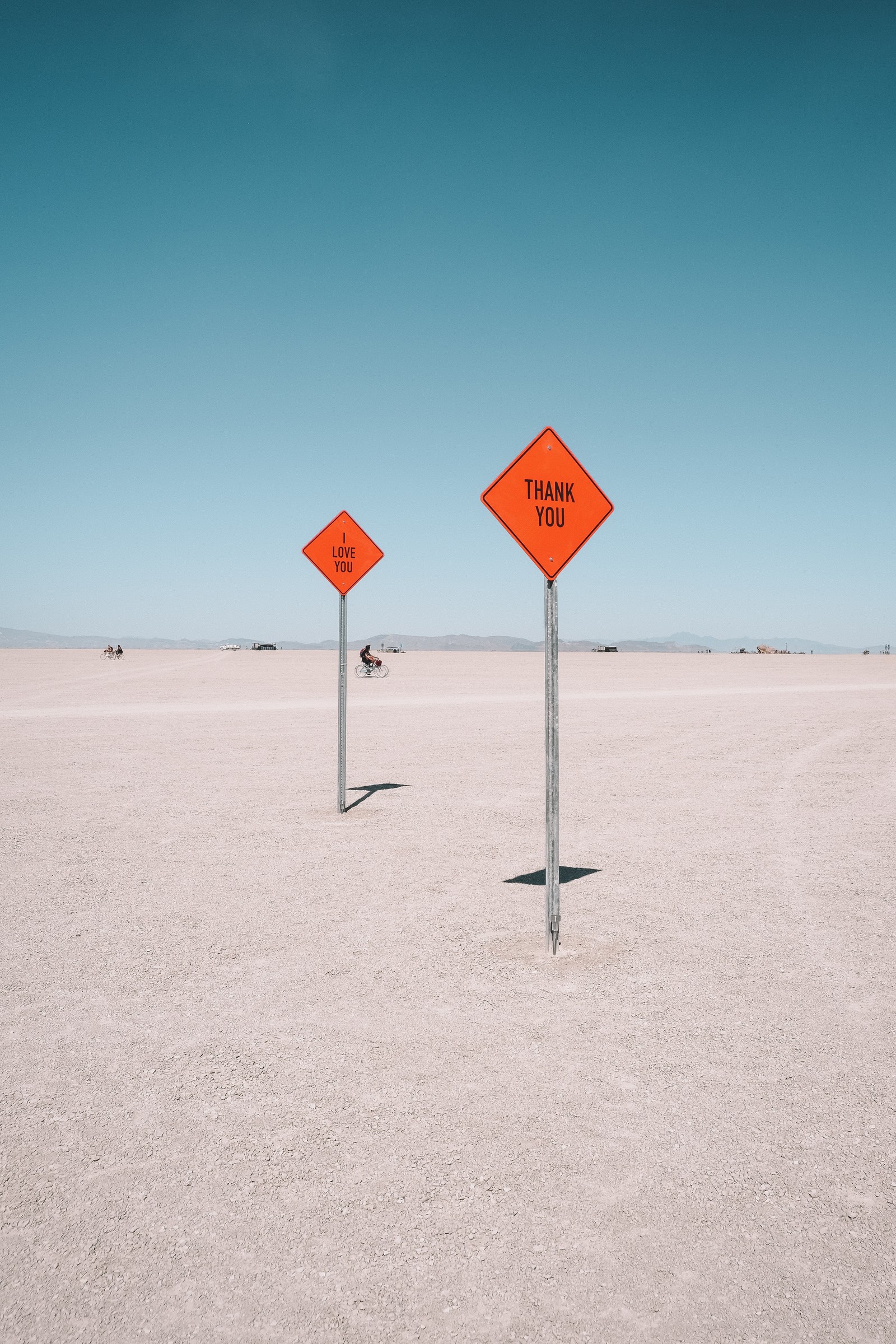 Hay dos señales que dicen gracias en el desierto (paisaje, arena, señalización, señal, mar)