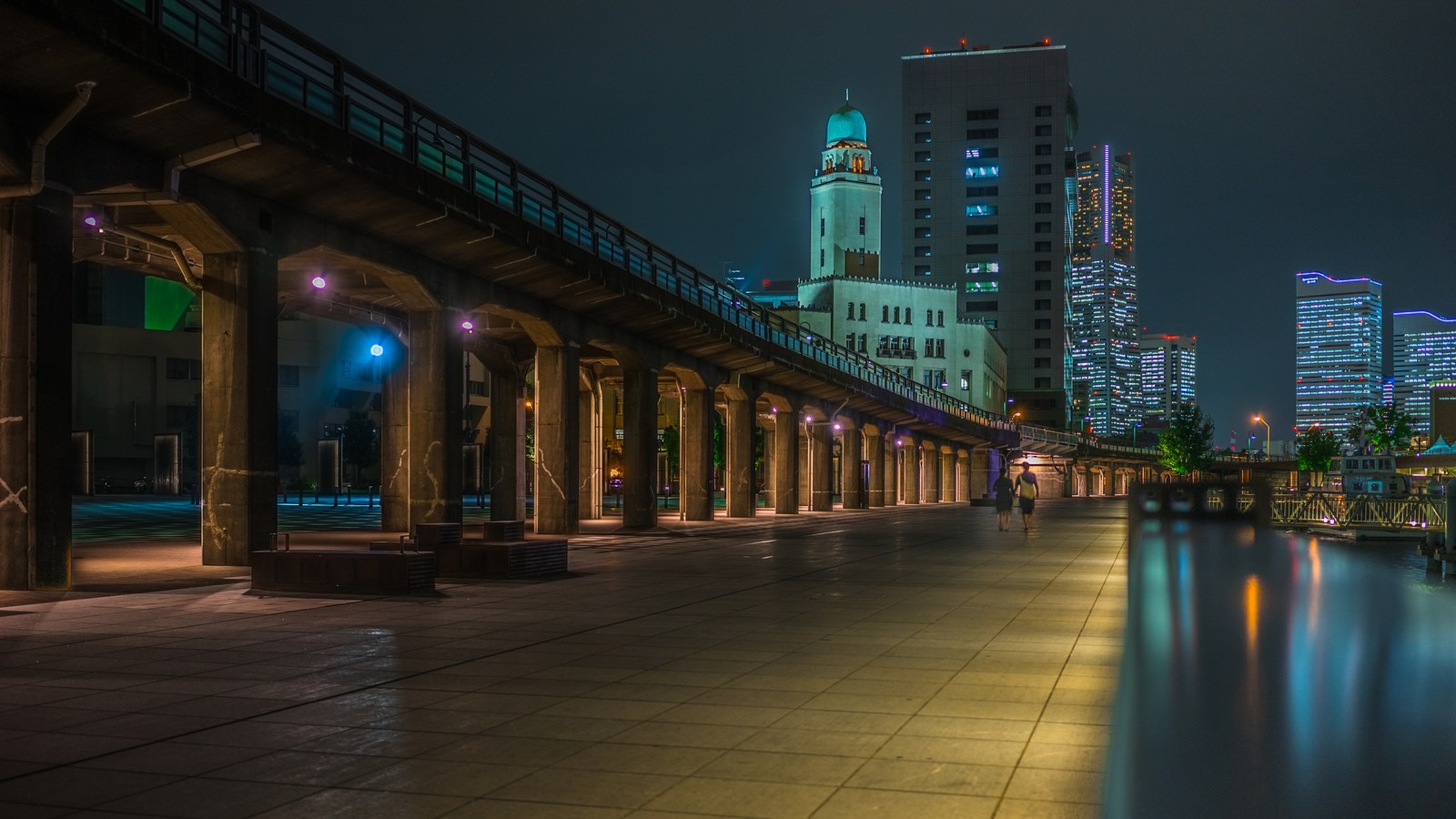 Una vista editada de una ciudad de noche con un puente y un río (rascacielos, noche, horizonte, paisaje urbano, panorama)