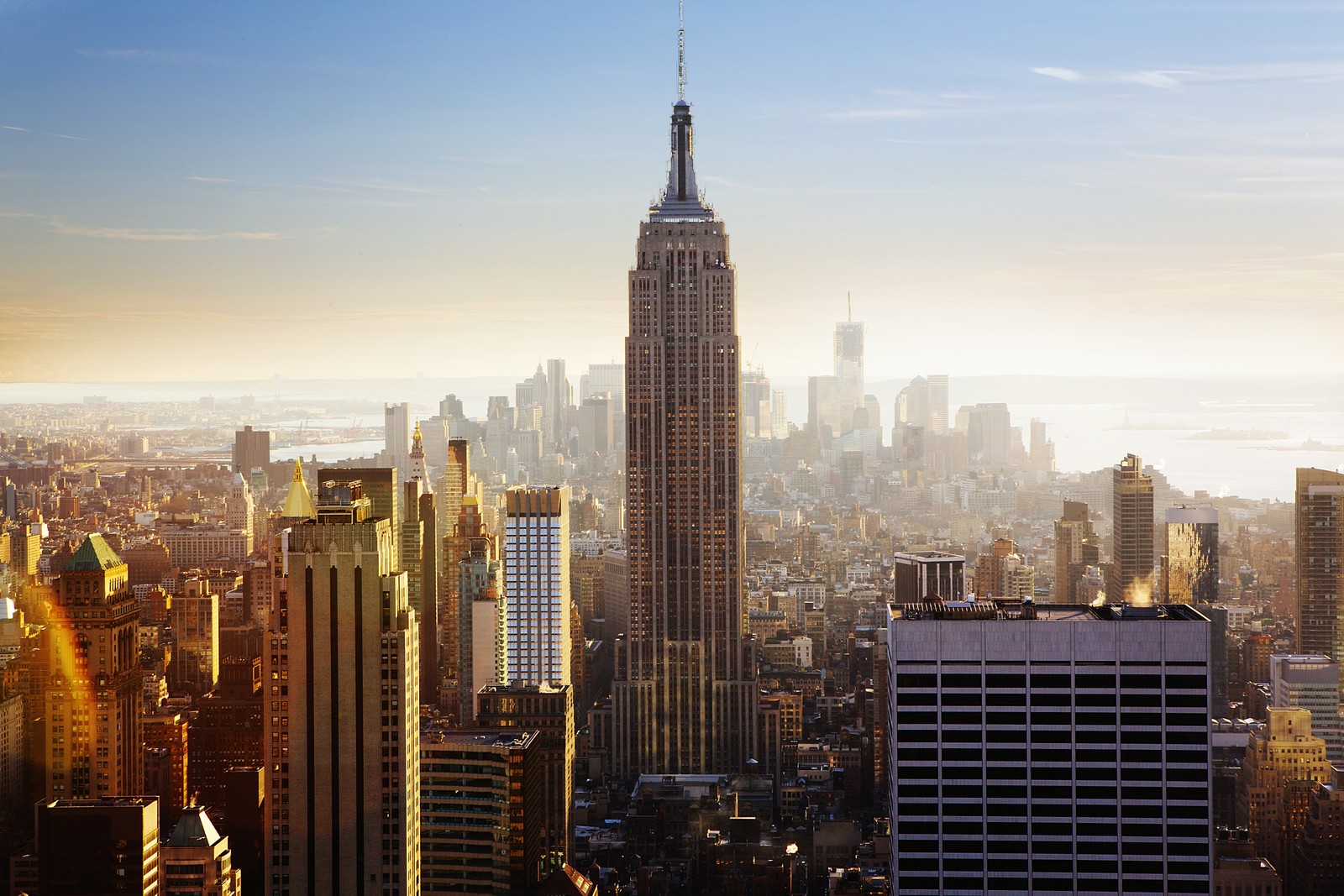 Vista aérea de uma cidade com edifícios altos e um edifício muito alto (nova york, new york, empire state building, cidade, paisagem urbana)