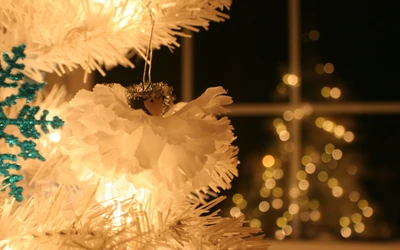 Zartes Weihnachtsornament mit festlichem Bokeh-Hintergrund