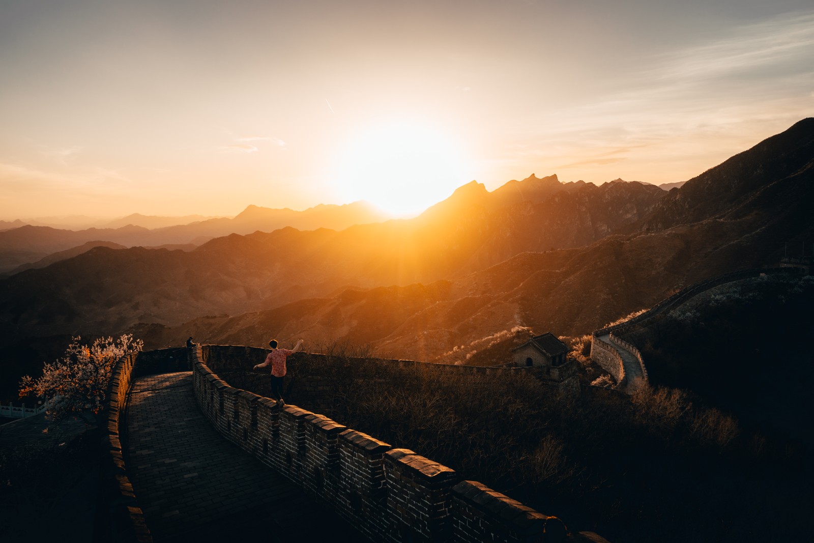 Verzerrte menschen an der chinesischen mauer bei sonnenuntergang (licht, natürliche landschaft, sonnenuntergang, sonne, berg)