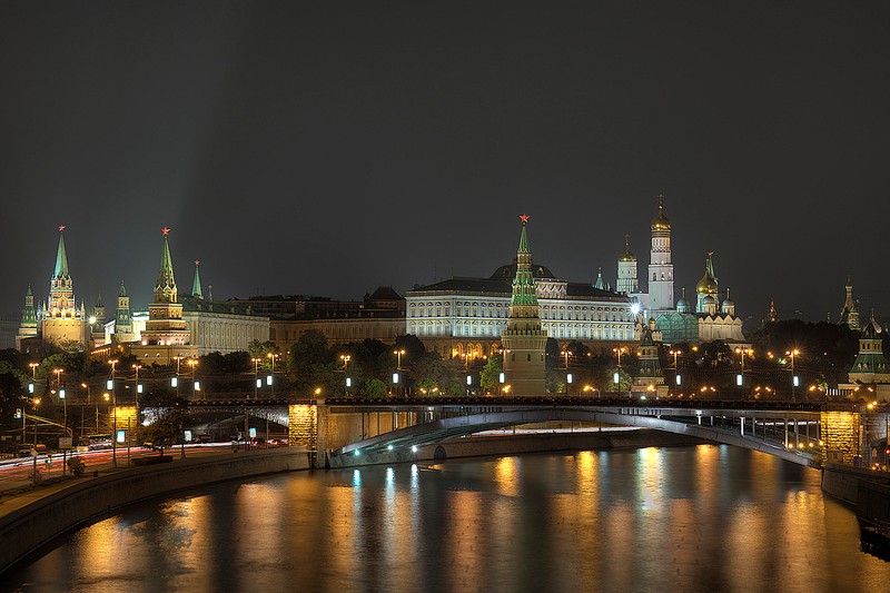 Ночной вид города с мостом и рекой (ночь, город, достопримечательность, городской пейзаж, городская территория)