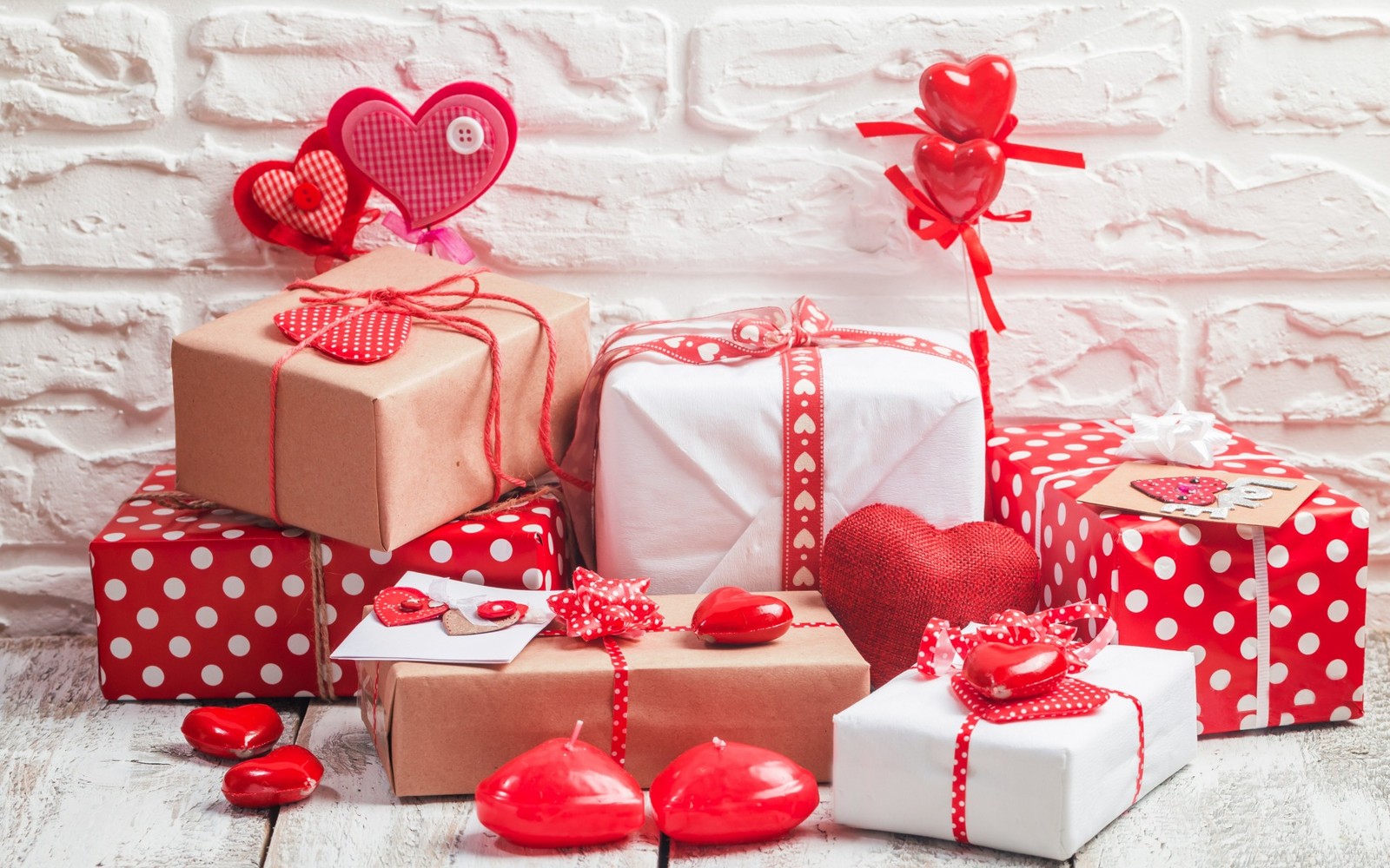 Una pila de regalos con corazones y un globo sobre una mesa (regalo, día de san valentín, corazón, recuerdos de boda, amor)