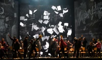 Performance vibrante de 'The Wall' de Pink Floyd avec orchestre et ensemble