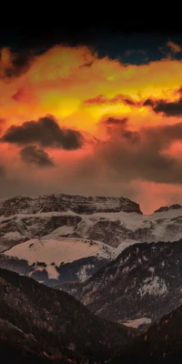 Crepúsculo Himaláyico: Montanhas Majestosas Sob um Céu Flamejante