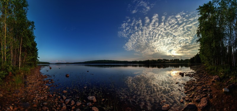 Вид на озеро с камнями и деревьями на переднем плане (отражение, природа, водоем, вода, озеро)