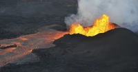 Aktiver Schildvulkan-Ausbruch mit fließender Lava aus dem Ausbruch von Lower Puna 2018