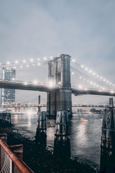 Ponte do Brooklyn iluminada à noite com o horizonte de Manhattan