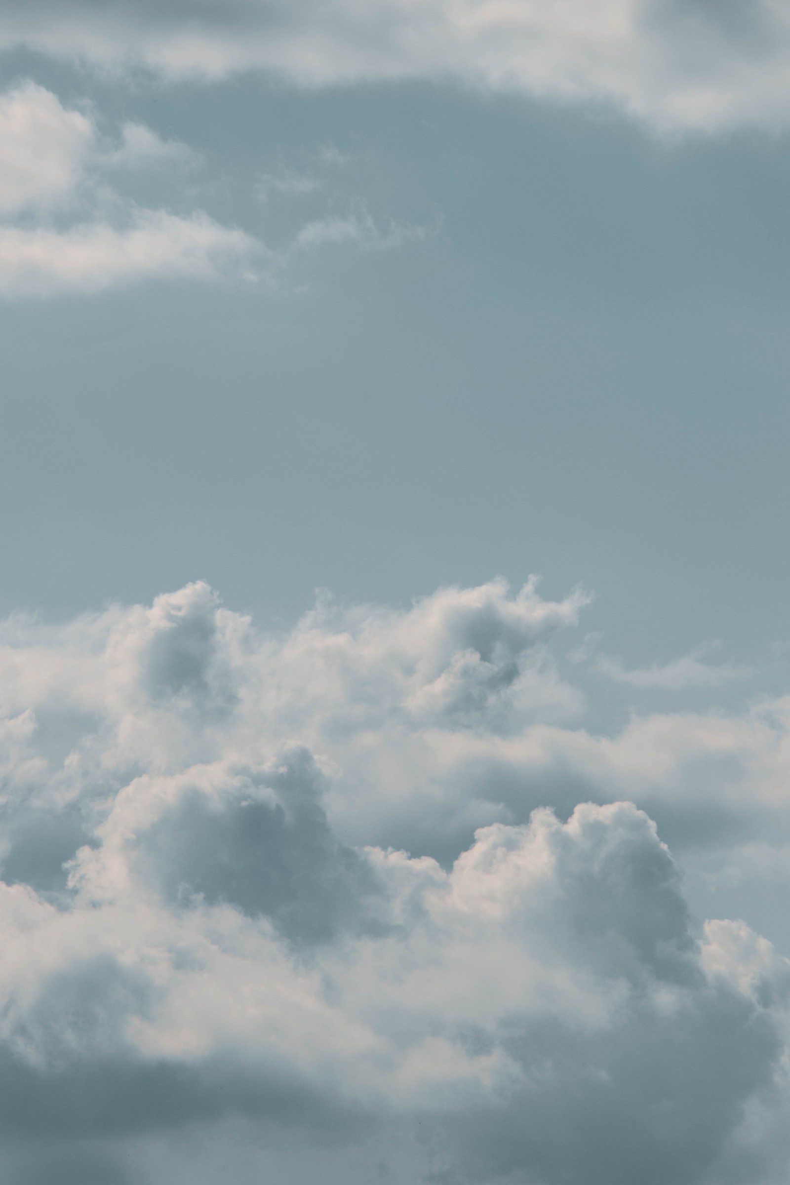 Il y a un avion qui vole à travers les nuages dans le ciel (nuage, journée, blanc, cumulus, bleu)