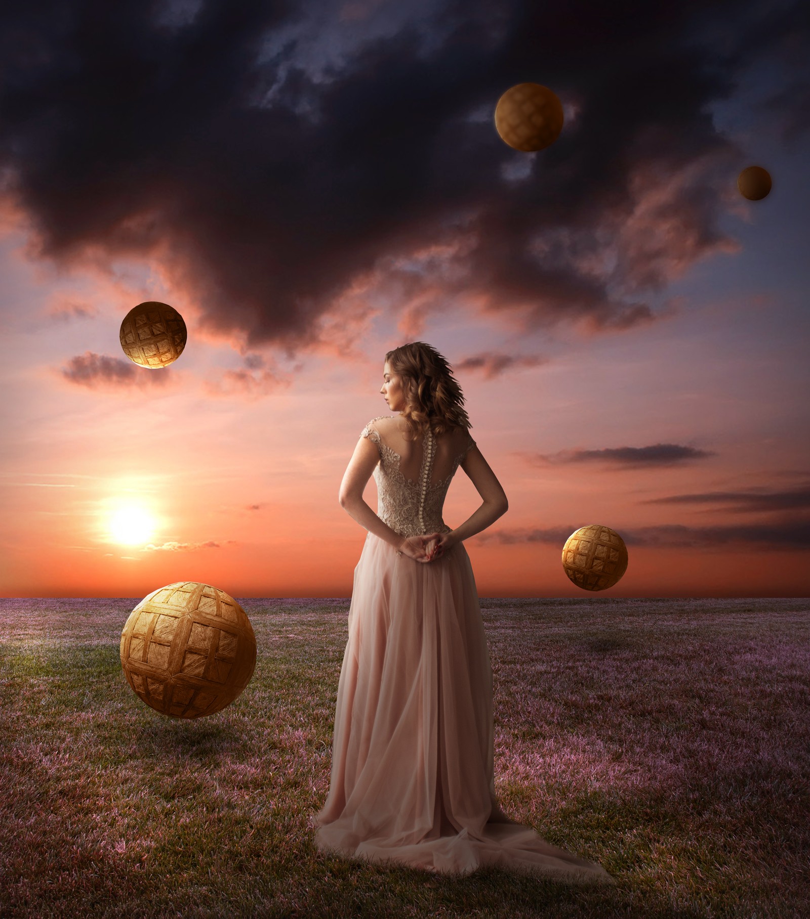 Una mujer árabe en un vestido de pie en un campo con bolas doradas (sueño, mujer, paisaje, atardecer, surrealista)