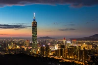 Der Taipei 101 Turm erleuchtet die Skyline bei Dämmerung