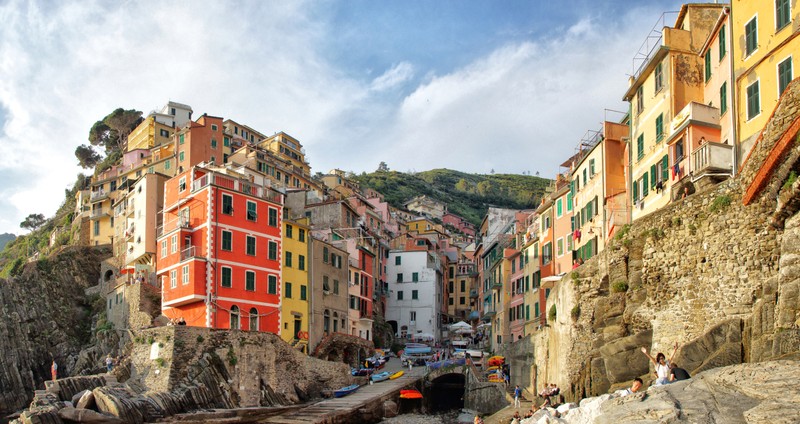 Вид на узкую улицу с яркими зданиями на склоне (манарола, manarola, город, окрестности, населённый пункт)