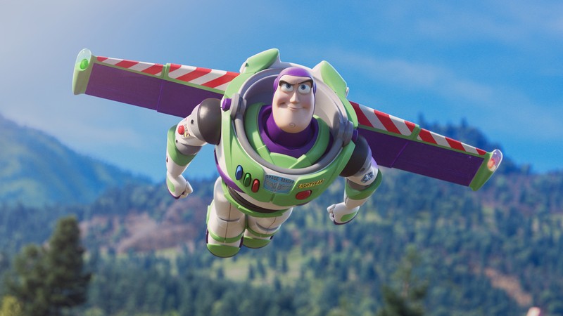 Крупный план игрушечного самолета, летящего в небе (базз лайтер, buzz lightyear, история игрушек 4, toy story 4, фильм)