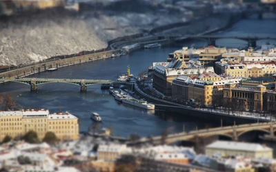 Paisaje urbano invernal: una vista en tilt-shift de un río urbano y arquitectura