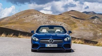 Eleganter Mercedes-Benz SL Class Roadster vor einer malerischen Bergkulisse.