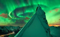 Aurora majestosa sobre picos cobertos de neve