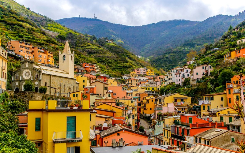 Вид на город с крутым холмом на фоне (манарола, manarola, горная деревня, город, окрестности)