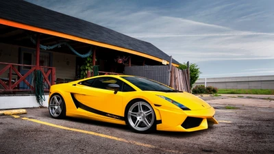 Lamborghini Gallardo amarillo estacionado frente a un edificio rústico