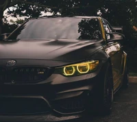 BMW M4 с яркими желтыми фарами